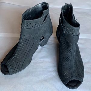 Earth open toe 2” heel shoe size 9 1/2